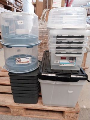 de nombreux conteneurs en plastique posés sur une palette dans un entrepôt