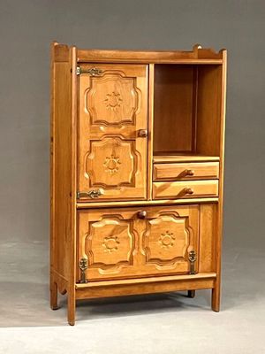 une armoire en bois avec deux tiroirs et une porte