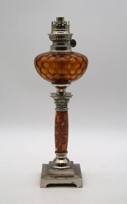 une lampe ancienne en métal argenté, avec un abat-jour en verre marron