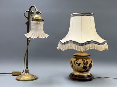 une paire de lampes de table anciennes avec des abat-jours blancs et un abat-jour noir et blanc