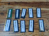 de nombreux modules de mémoire vive posés sur une table en bois