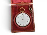 une petite boîte rouge contenant une horloge