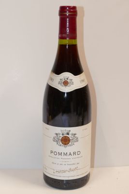 une bouteille de vin posée sur une table