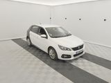 la photo d'une voiture blanche garée dans un garage