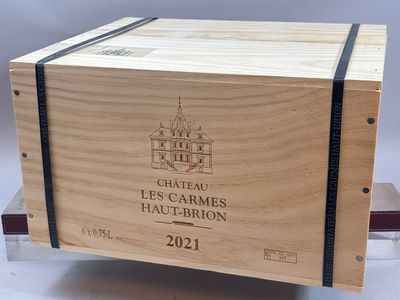 la caisse en bois est vide et prête à être remplie de vin