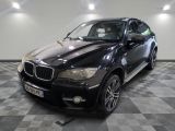 une photo d'un SUV bmw noir garé dans un garage