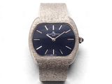 gros plan d'une montre-bracelet sur une surface blanche