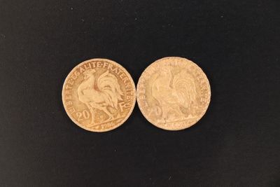 deux pièces d'or sur un fond noir