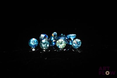 de très jolis diamants bleus sur un fond noir