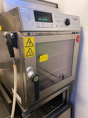 une image représentant un four en acier inoxydable sur lequel figure un panneau de sécurité