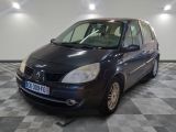 la photo d'une petite voiture noire garée dans un garage