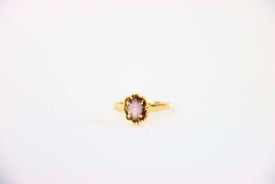 l'image d'une bague en or contenant une pierre rose