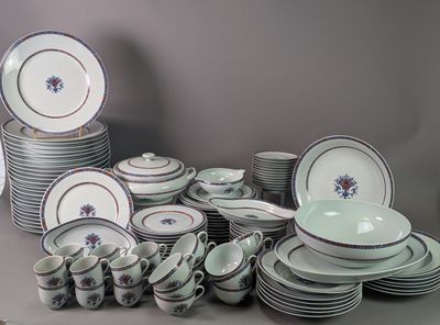 beaucoup d'assiettes et de tasses sur la table