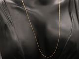 un collier à chaîne en or sur un mannequin mannequin mannequin mannequin mannequin mannequin mannequin mannequin mannequin mannequin