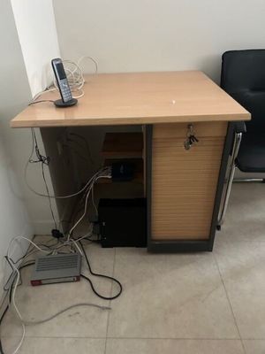 Une petite table d'appoint carré en stratifié bois En l'état…