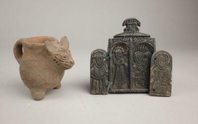 deux figurines assises l'une à côté de l'autre