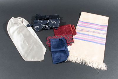 Ensemble d'accessoires vintage en soie : un nœud papillon lo…