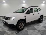 la dacia blanche est garée sur un carrelage à carreaux
