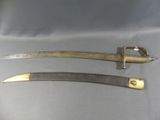 paire d'épées anciennes avec des garnitures en laiton sur fond gris