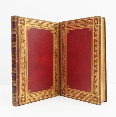 un livre rouge orné d'une bordure dorée