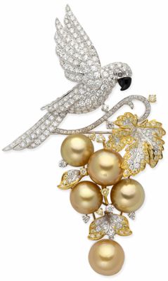 un gros plan d'une broche ornée de perles et d'un oiseau