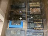 une grande quantité de véhicules militaires miniatures dans une boîte