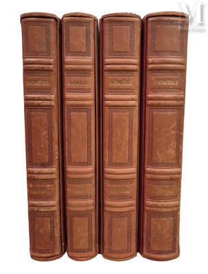 trois vieux livres sont alignés sur un fond blanc