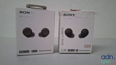 deux boîtes d'écouteurs Sony posées l'une à côté de l'autre sur une table