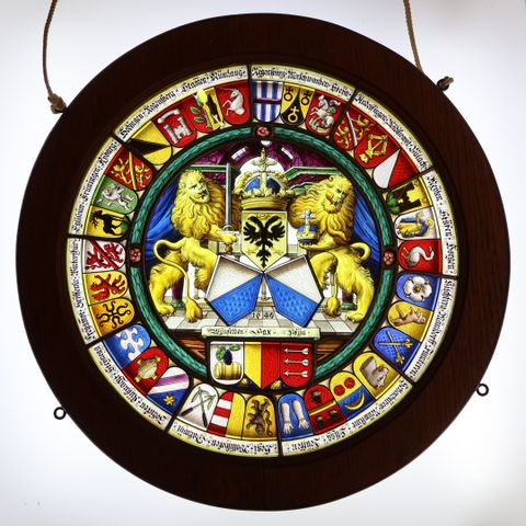 Vitrail au plomb, de forme circulaire, à décor polychrome des arm...