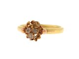 un gros plan d'une bague en or ornée d'un motif floral