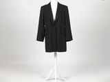 un costume noir sur un mannequin, sur fond blanc