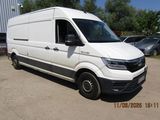 la camionnette blanche est garée dans le parking à côté d'autres voitures