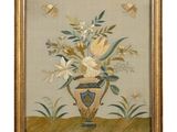 peinture représentant un vase orné de fleurs et de papillons sur fond beige