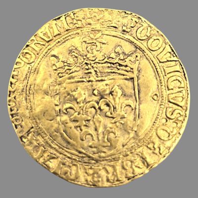 Gros plan sur une pièce d'or ornée d'une couronne