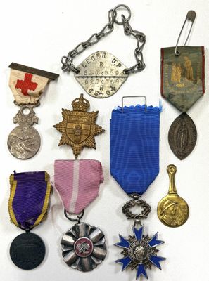 de nombreuses médailles posées sur un fond blanc