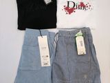 trois shorts et un t-shirt posés sur une table