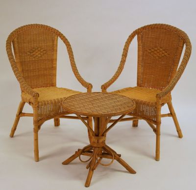 une paire de chaises en osier et une table sur fond blanc