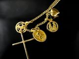 Gros plan sur un collier en or orné d'une croix