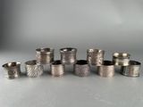 un ensemble de serviettes et de tasses en argent posées sur une table