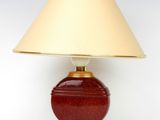un gros plan d'une lampe posée sur une surface blanche, avec un abat-jour beige