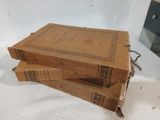 trois livres empilés sur une table