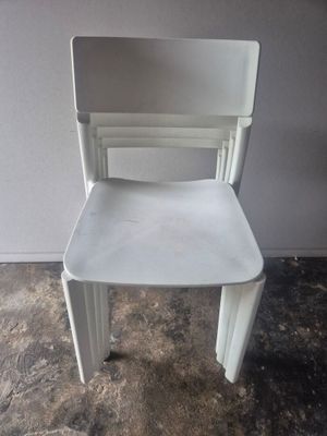 une chaise blanche posée par terre