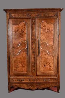 une vieille armoire en bois à deux portes et deux tiroirs