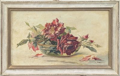 tableau représentant des roses rouges dans un bol en verre, accompagnées de feuilles, posées sur une table