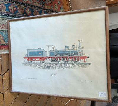 une photo encadrée représentant un train, exposée dans une pièce
