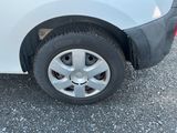 un gros plan d'un pneu sur une voiture blanche
