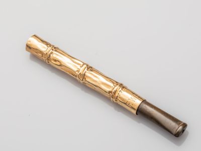 une image représentant un stylo posé sur une table