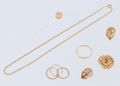 beaucoup de bijoux en or sur une surface blanche