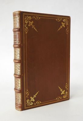 un livre en cuir marron avec des bordures dorées sur la couverture