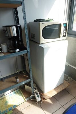 un micro-ondes et un petit réfrigérateur dans une petite pièce